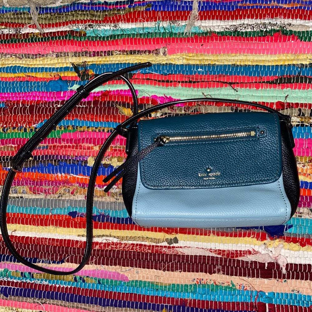 blue Kate Spade crossbody 💙